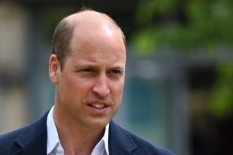 Ο πρίγκιπας Ουίλιαμ σέρβιρε «φιλικά προς το περιβάλλον» μπέργκερ