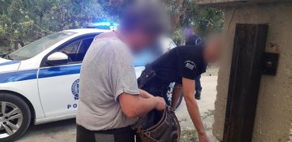 Φωτιά στην Αλεξανδρούπολη: Αστυνομικοί απομακρύνουν κατοίκους από τα σπίτια τους ΦΩΤΟ