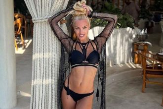 Η Τζούλια Νόβα κάνει διακοπές στη Μύκονο και εντυπωσιάζει με τα κάλλη της