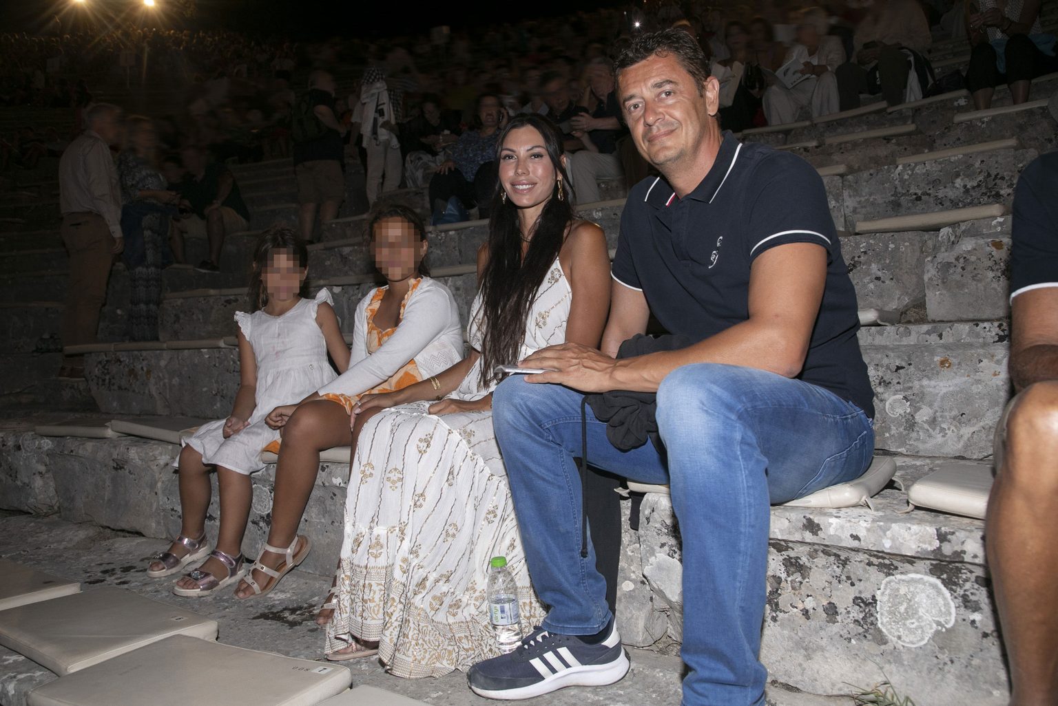 Αντώνης Σρόιτερ: Σπάνια δημόσια εμφάνιση στην Επίδαυρο με τις κόρες του