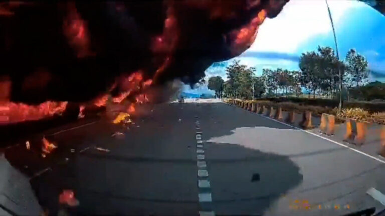 Μαλαισία: Δέκα νεκροί μετά από συντριβή αεροσκάφους σε αυτοκινητόδρομο