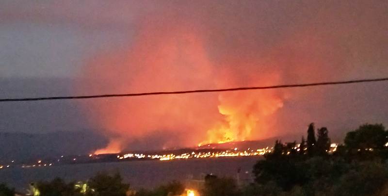 Ανεξέλεγκτα τα μέτωπα της φωτιάς: Εκκενώθηκαν οικισμοί στην Καβάλα, καίγονται σπίτια στη Ροδόπη - Συνεχίζεται η μάχη σε Αλεξανδρούπολη και Εύβοια