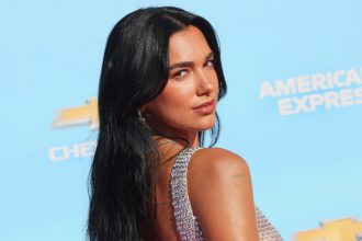 Dua Lipa: Στην Ίμπιζα με τον αγαπημένο της Romain και τους γονείς της
