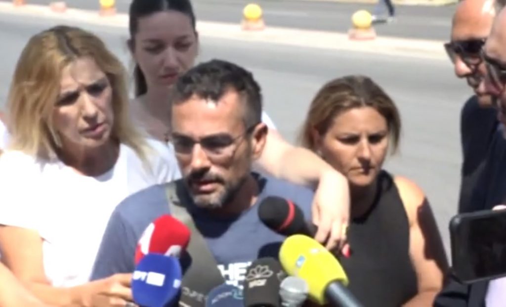 Νέα Φιλαδέλφεια: Στην Ευελπίδων ο αδελφός του Μιχάλη - «Δεν φεύγουν τα νεκρά παιδιά από τα σπίτια τους»