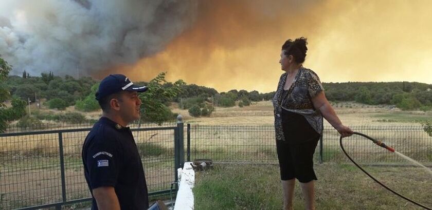 Φωτιά στην Αλεξανδρούπολη: Σε κατάσταση έκτακτης ανάγκης ο νομός – Μεγάλη μάχη με τις φλόγες στο Λουτρό, δυναμώνουν τα μποφόρ