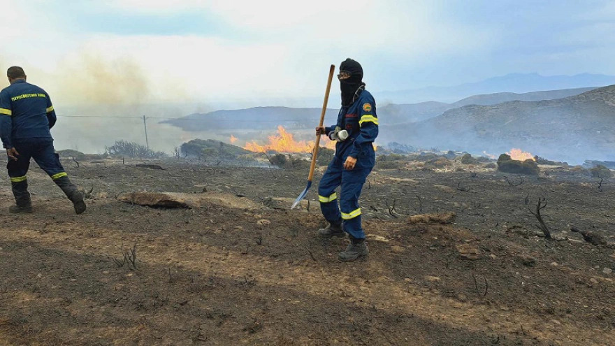 Φωτιά στην Άνδρο: Ενισχύονται οι πυροσβεστικές δυνάμεις - Κάηκε υδροφόρα των Εθελοντών Δασοπυροσβεστών