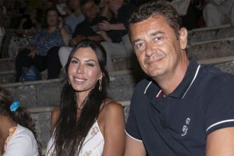 Αντώνης Σρόιτερ: Σπάνια δημόσια εμφάνιση στην Επίδαυρο με τις κόρες του