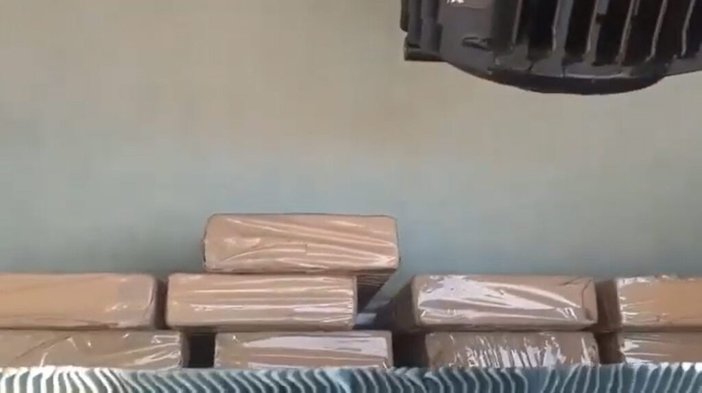 Πειραιάς: Εντοπίστηκαν 64 κιλά κοκαΐνης σε κοντέινερ από το Εκουαδόρ - ΒΙΝΤΕΟ