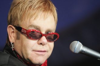 Έλτον Τζον: Έπεσε στο σπίτι του και μεταφέρθηκε στο νοσοκομείο