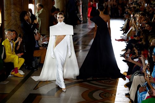 Επίδειξη μόδας αφιερωμένη στην Μαρία Κάλλας από τον Stephane Rolland