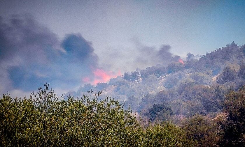 Καβάλα: Μεγάλη φωτιά στο Διαλεκτό Νέστου – Πληροφορίες ότι έχουν εγκλωβιστεί πυροσβεστικά οχήματα