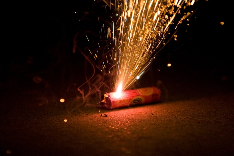 Πετούσε βεγγαλικά και τραυμάτισε ανήλικο