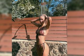 Η Γαρυφαλλιά Καληφώνη κάνει ντουζ με το μαγιό της