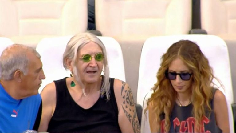 Νίκος Καρβέλας: Με πράσινα γυαλιά και τη σύντροφό του, Έλενα Φερεντίνου στο γήπεδο