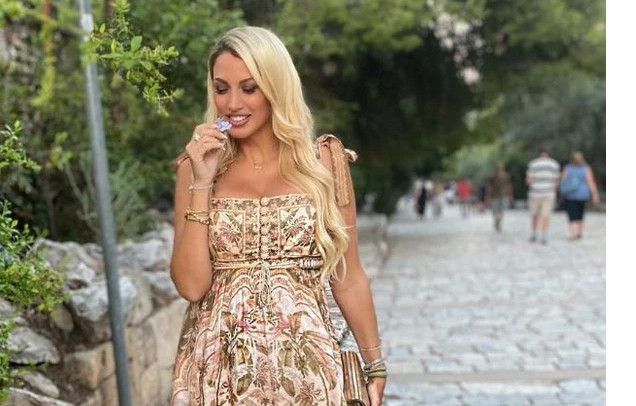 H Κωνσταντίνα Σπυροπούλου εμφανώς αδυνατισμένη απολαμβάνει τα ελληνικά νησιά (ΦΩΤΟ)