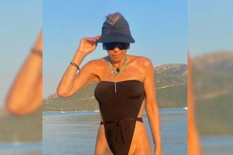 Γωγώ Μαστροκώστα: Επέστρεψε στα κοινωνικά δίκτυα με φωτογραφίες από την παραλία