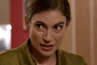 Παγιδευμένοι: Η Άννα φοράει τα ρούχα που της δίνει ο δολοφόνος