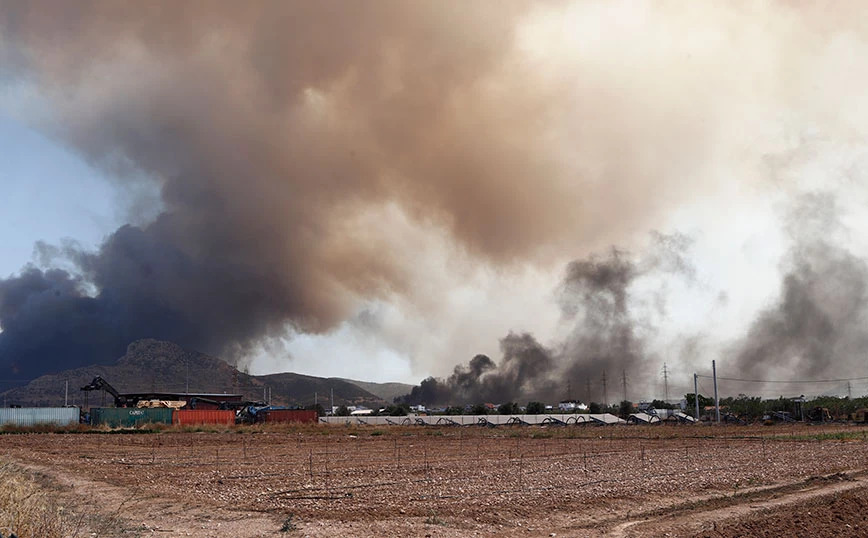 Φωτιά στον Ασπρόπυργο: Ανεξέλεγκτες οι φλόγες – Κάηκαν εργοστάσια, εκκενώνονται οικισμοί