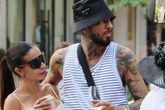 Snik: Στο κέντρο της Αθήνας με τη νέα εντυπωσιακή συνοδό του