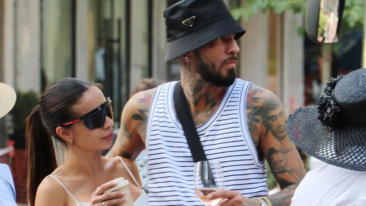 Snik: Στο κέντρο της Αθήνας με τη νέα εντυπωσιακή συνοδό του