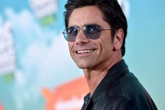 Τζον Στάμος: Η γυμνή φωτογραφία του στο ντους - «Η άλλη πλευρά των 60»