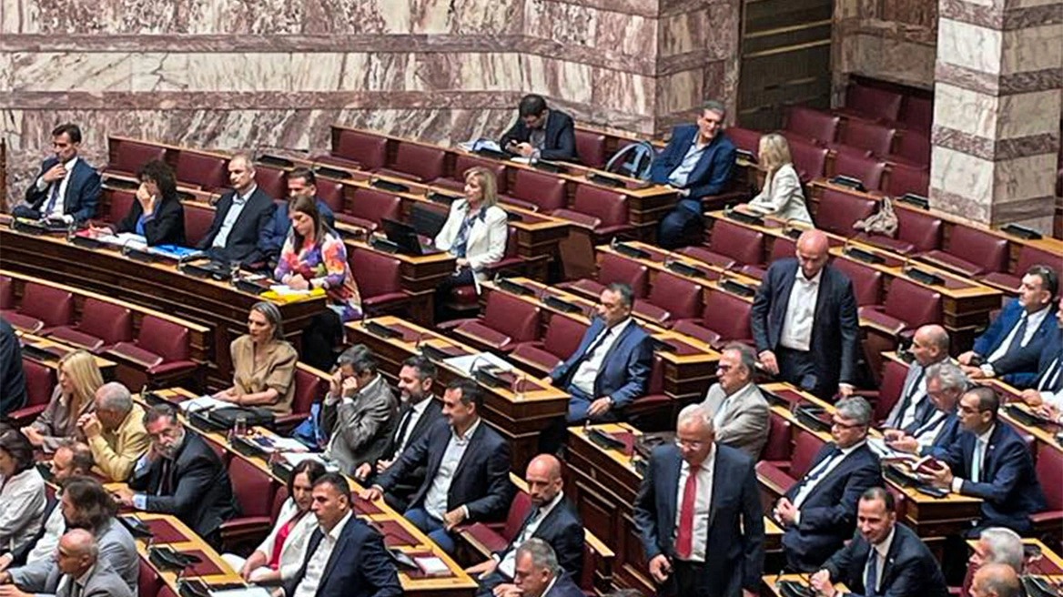 Μόνος του στην Ολομέλεια της Βουλής ο Στίγκας! - Τον εγκατέλειψαν οι βουλευτές των Σπαρτιατών