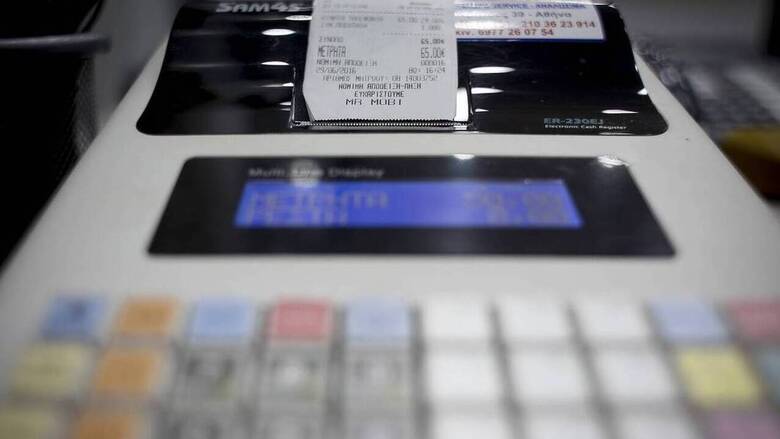 ΑΑΔΕ: Πρόστιμα έως 100.000 ευρώ για πειραγμένες ταμειακές και απόκρυψη αποδείξεων