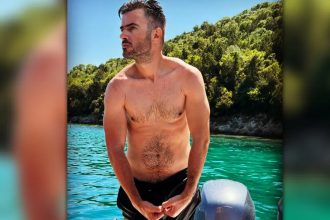 Ο Γιάννης Τσιμιτσέλης ποζάρει αλά «greek lover» στο Instagram