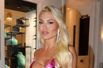 Αλεξάνδρα Παναγιώταρου: Με sexy εμφάνιση στα στενά της Μυκόνου