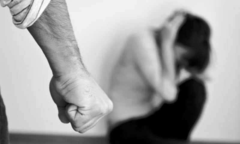 Αυξήθηκαν τα περιστατικά ενδοοικογενειακής βίας: 466 θύματα έκαναν χρήση του «Panic Button» από το Μάρτιο