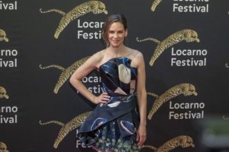 Η Χίλαρι Σουάνκ πρωταγωνιστεί στη δραματική ταινία «The Good Mother»