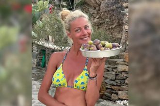 Η Ζέτα Μακρυπούλια μαζεύει… σύκα στις καλοκαιρινές της διακοπές