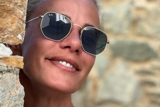 H Ζέτα Μακρυπούλια ποζάρει αμακιγιάριστη με το παρεό της