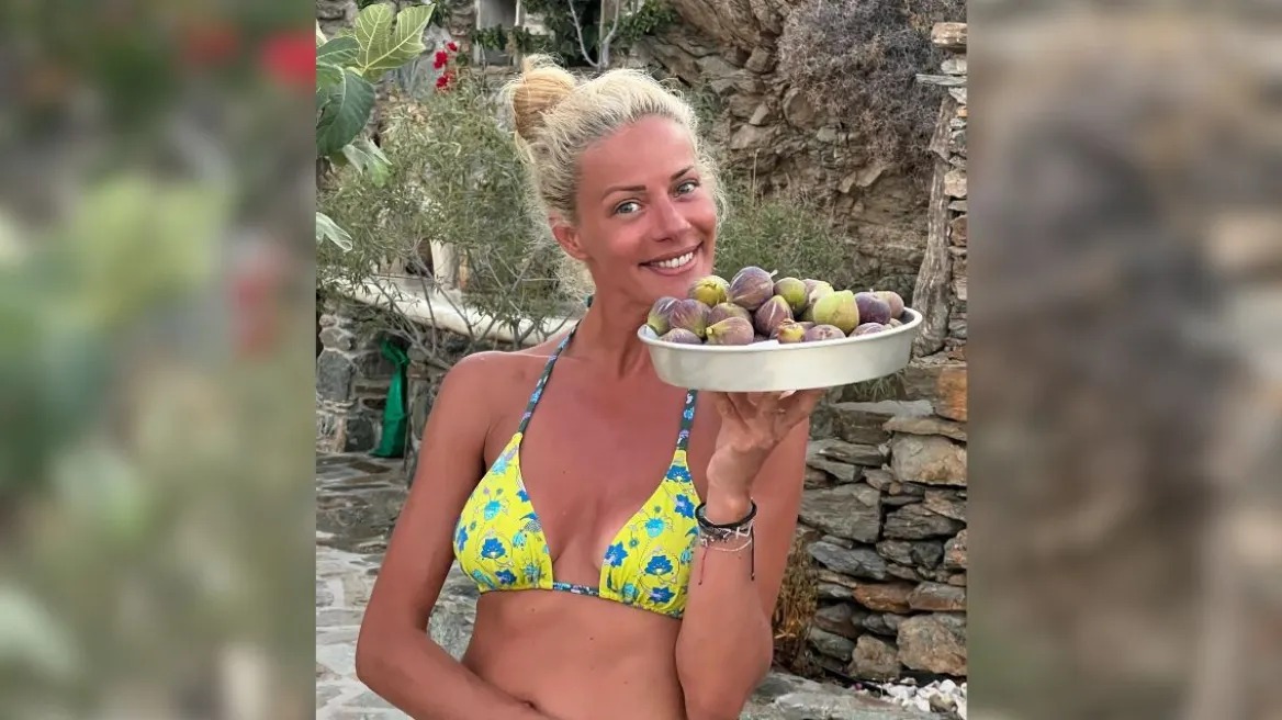 Η Ζέτα Μακρυπούλια μαζεύει… σύκα στις καλοκαιρινές της διακοπές
