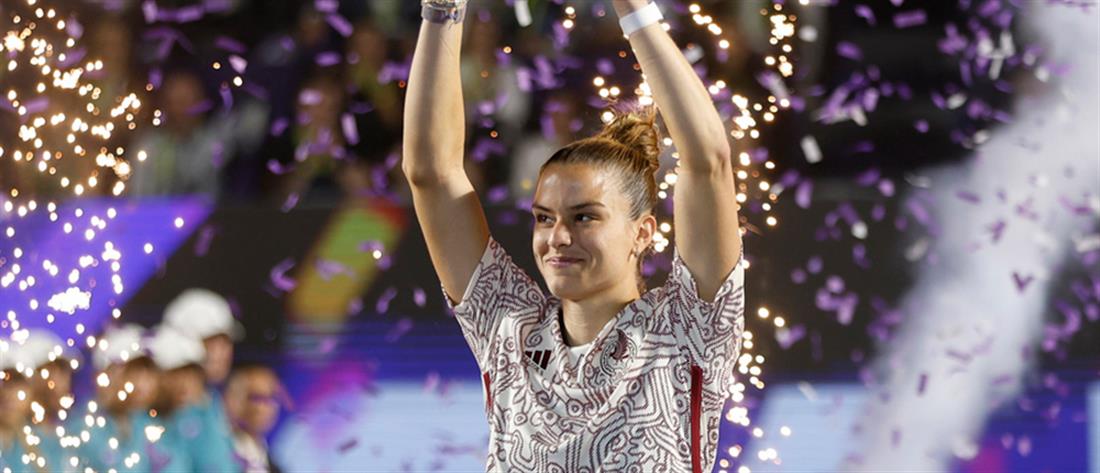 Συγκίνησε η Μαρία Σάκκαρη στην απονομή: «Αφιερωμένος ο τίτλος στον παππού μου που πέθανε πέρυσι και στην γιαγιά μου που βλέπει από το σπίτι»