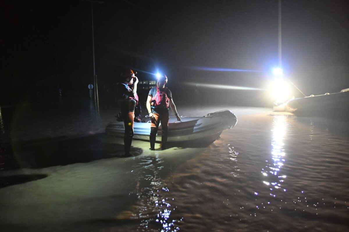 Κακοκαιρία Daniel: Εντοπίστηκαν οι πυροσβέστες και οι πολίτες που έπεσαν στα ορμητικά νερά στη Λάρισα