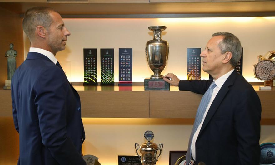 UEFA στην ΕΠΟ για ξένους διαιτητές: «Απαράδεκτο να απειλούνται διαιτητές» - Αναμένεται η απόφαση