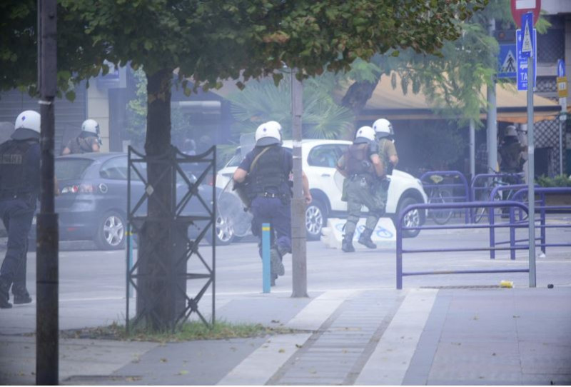 Πεδίο μάχης το κέντρο της Λάρισας - Επεισόδια στην πορεία διαμαρτυρίας για τις πλημμύρες (ΦΩΤΟ & ΒΙΝΤΕΟ)