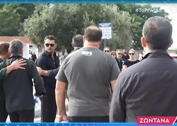 «Λύγισε» ο Γιώργος Αγγελόπουλος στην κηδεία της μητέρας του