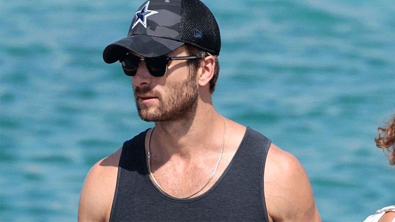 Glen Powell: Διακοπές με σκάφος στη Μύκονο