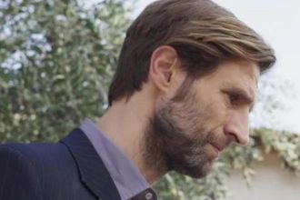 Η Γη της Ελιάς: Ο Κωνσταντίνος πιάνει στα πράσα την Ισμήνη με άλλον άνδρα