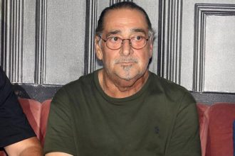 Βασίλης Καρράς: Τα νεότερα για την κατάσταση της υγείας του – «Δίνει γενναία μία μάχη»