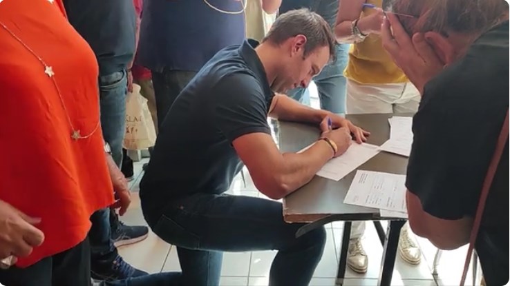 Στο Περιστέρι ψήφισε ο Κασσελάκης - Συμπλήρωσε τη φόρμα γονατιστός