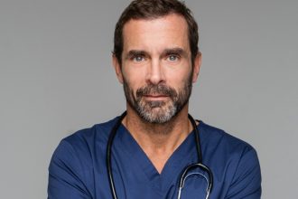 Κωνσταντίνος Μαρκουλάκης: «Ο Γιατρός» είναι ο πιο ενδιαφέρον ρόλος μου στην τηλεόραση