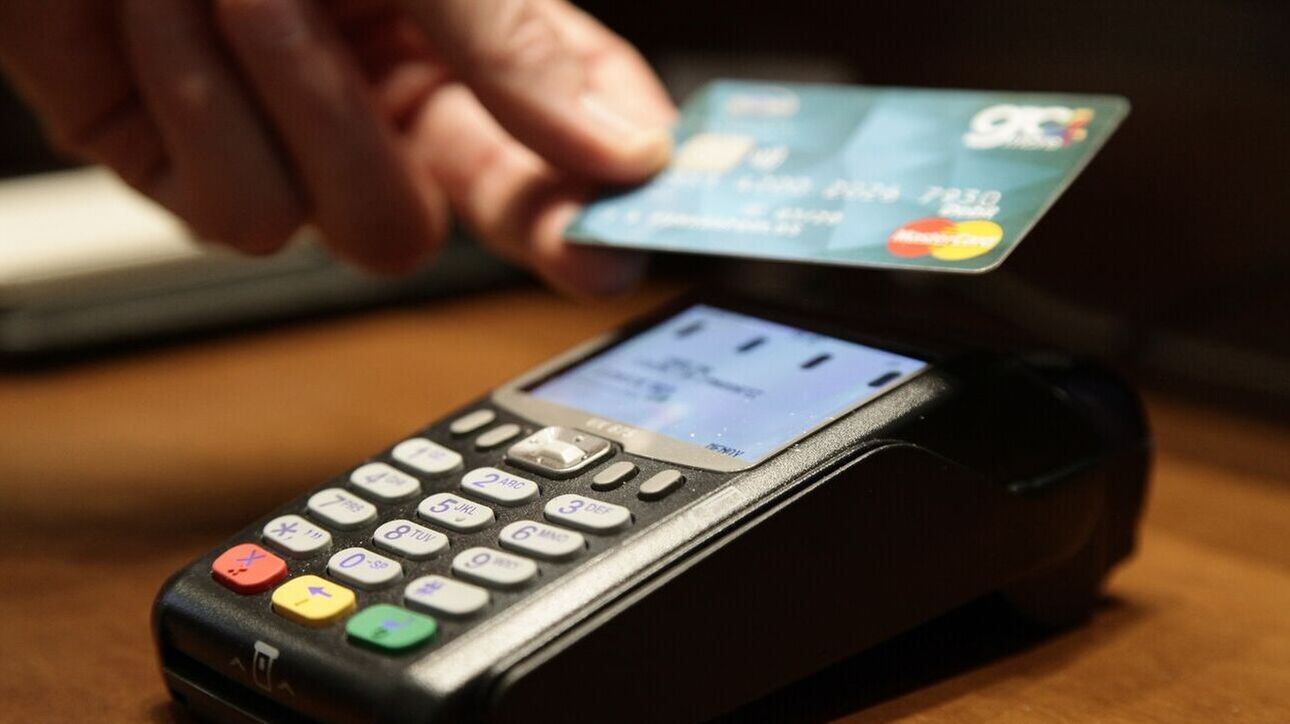 «Κωδικός» και καταγραφή όλων των POS για την αντιμετώπιση της φοροδιαφυγής – Οι κρίσιμες ημερομηνίες για τους επαγγελματίες