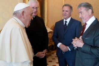 Βατικανό: «Νοκ άουτ» έβγαλε τον… Ρόκυ Μπαλμπόα ο Πάπας Φραγκίσκος ΒΙΝΤΕΟ