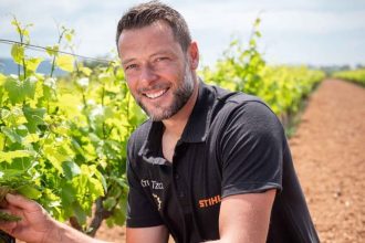 Αλέξανδρος Τζόρβας: Μετά το ποδόσφαιρο επένδυσε στις ελιές και το κρασί και έχει κτήμα στη Λακωνία