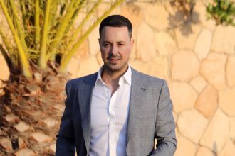 Πέτρος Κουσουλός: Η αποκάλυψη για τη σύντροφό του με την οποία θα αποκτήσει το τρίτο του παιδί