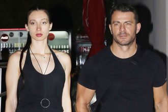 Παντρεύονται ο Γιώργος Αγγελόπουλος και η Δήμητρα Βαμβακούση – Δείτε το προσκλητήριο του γάμου τους