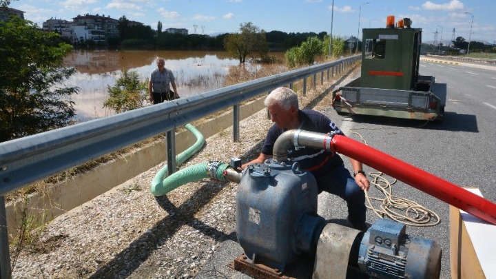 Σε εξέλιξη άντληση υδάτων και συλλογή νεκρών ζώων στη Λάρισα